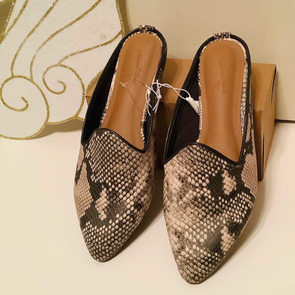 NEW Universal Thread Sandals